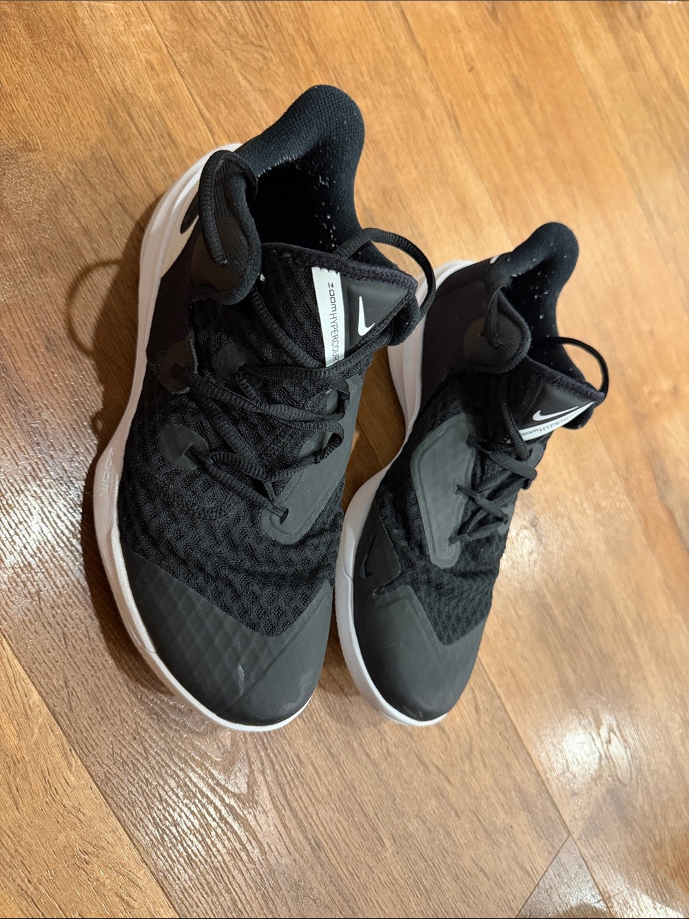 size 8.5 women  sneakers Black and White use good Athletic Sneakers no box